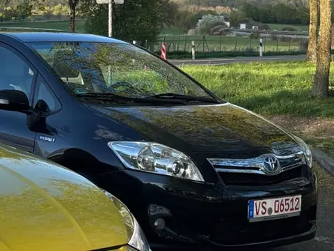 Schwarzer Toyota Auris Hybrid